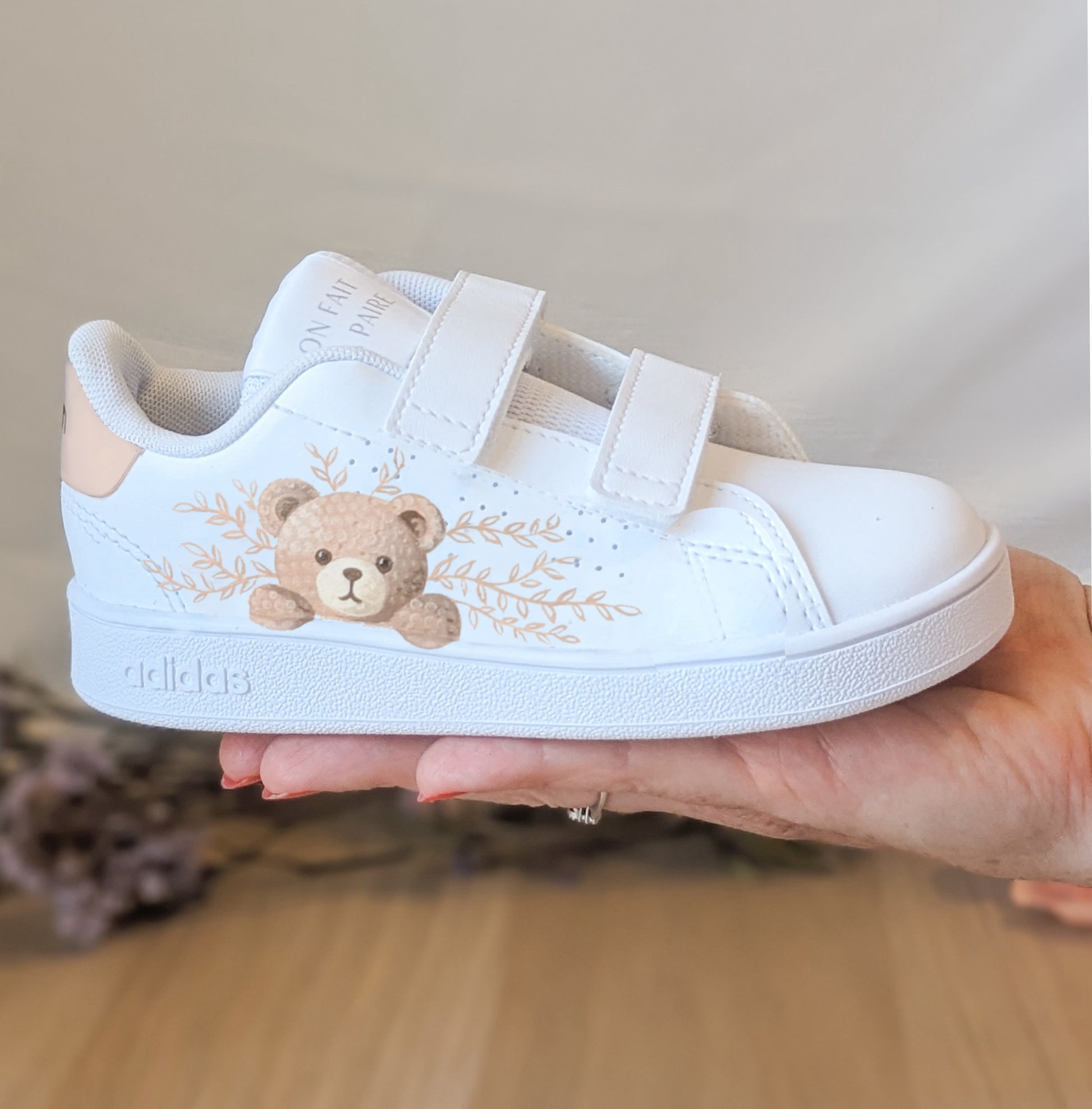 baskets pour bébé peintes à la main avec un nounours