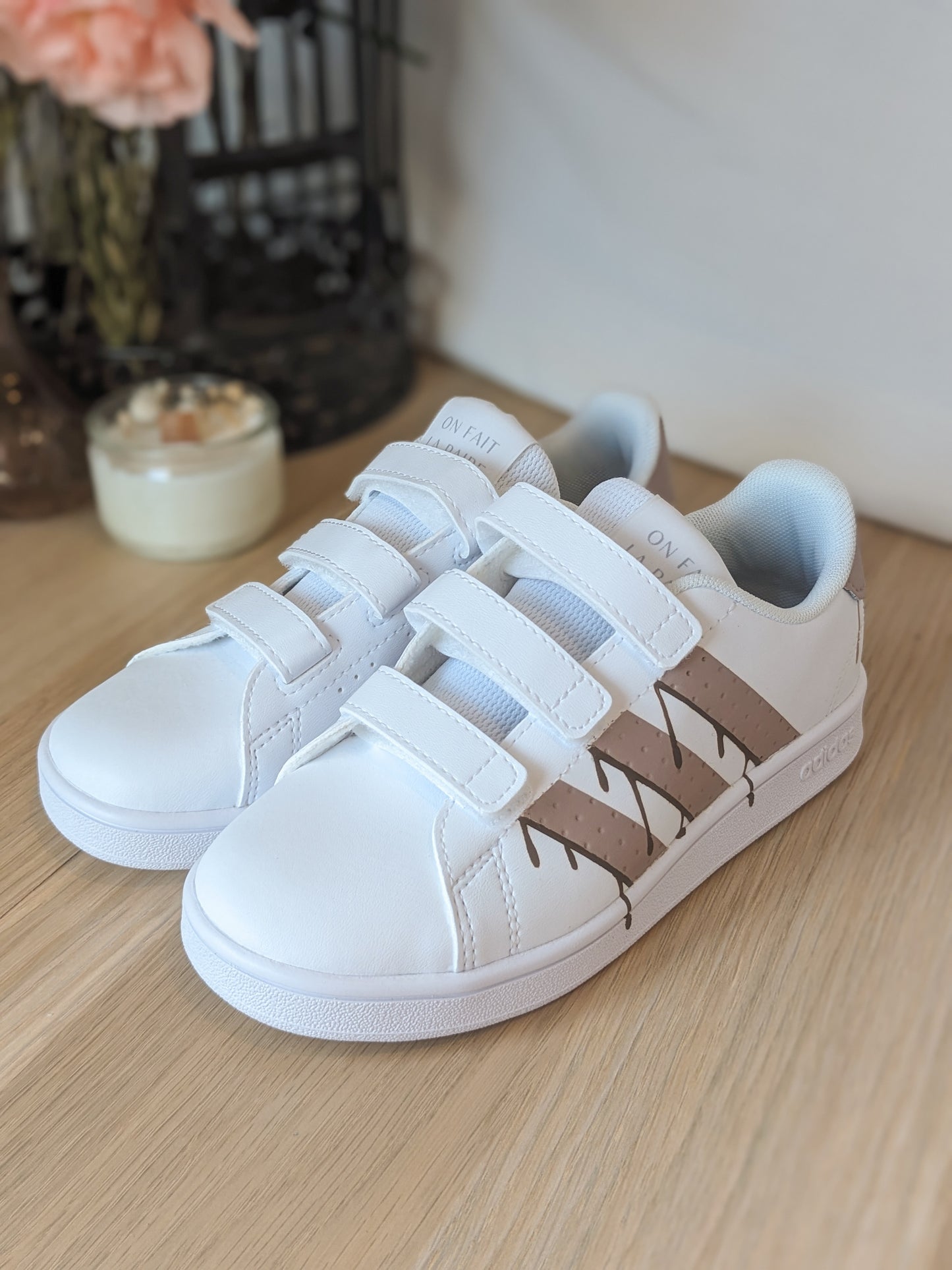 Baskets en cuir Adidas, motif Graffitis, customisées pour bébés 