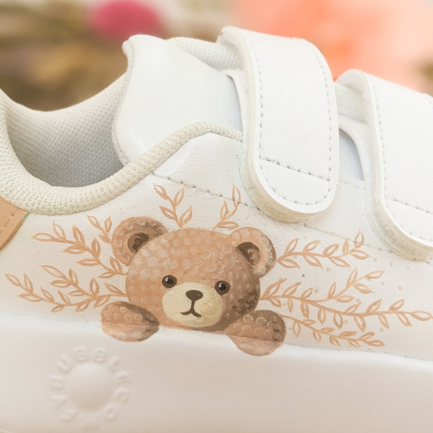 Petit ours et feuillages peints à la main sur des baskets pour bébé