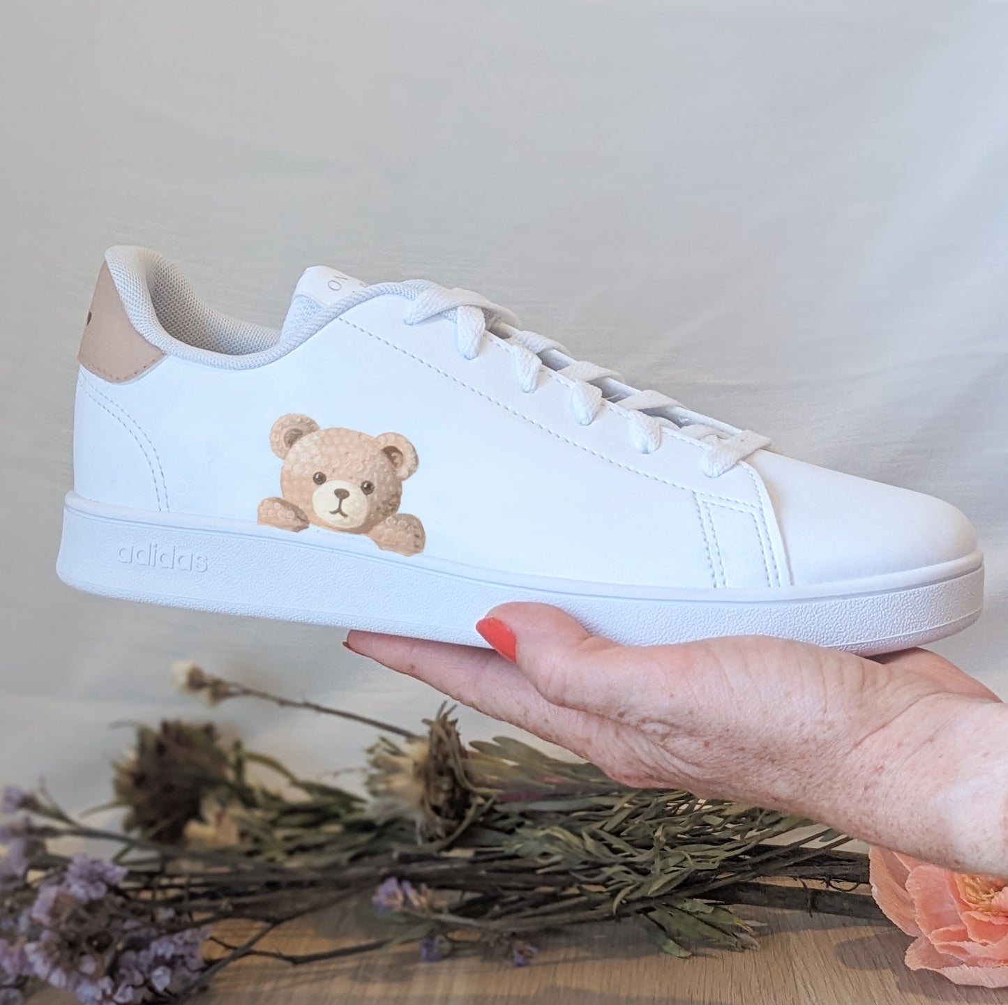 Custom de baskets pour enfant avec un motif de petit ours peint