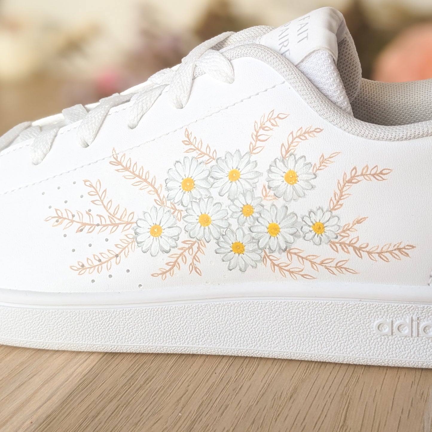 Baskets en cuir pour femme aux motifs de fleurs blanches