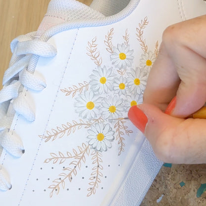 Peinture au pinceau de la basket paquerette aux motifs de marguerites pour maman