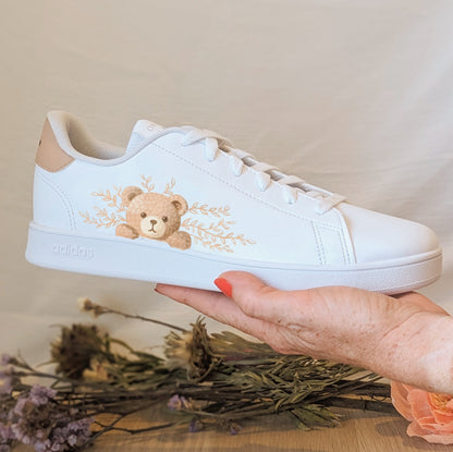 Baskets Petit Ours pour adulte en cuir avec motifs de nounours et de feuillage peints à la main.