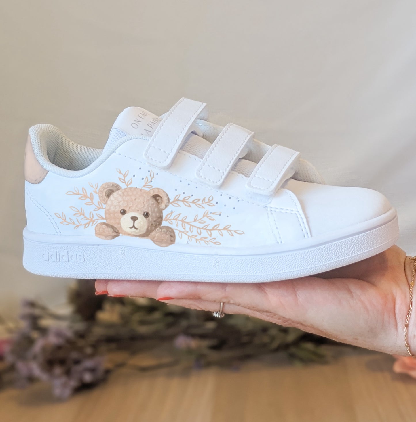 baskets Adidas pour enfant peintes à la main d'un petit ours mignon entouré de feuillages