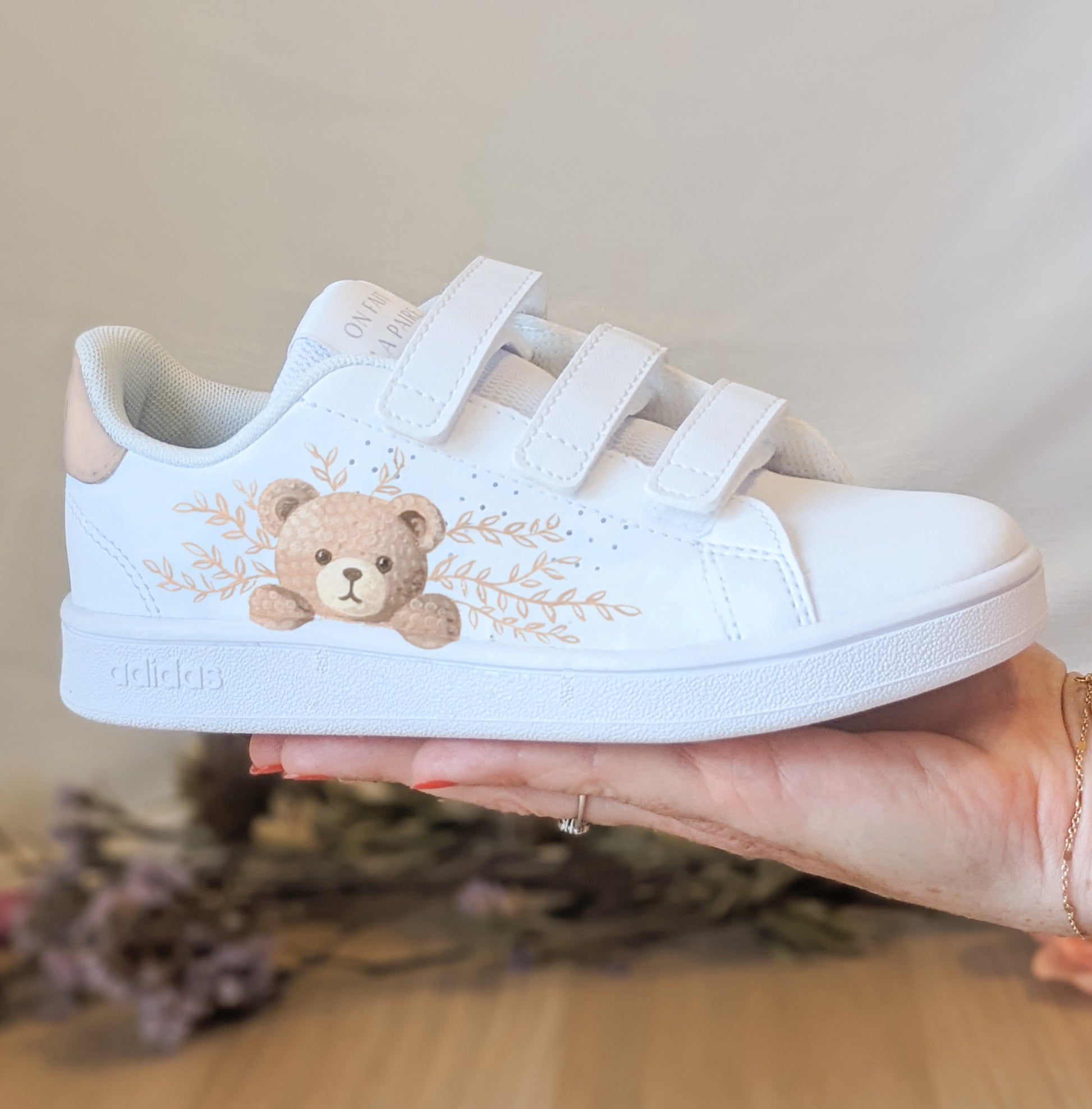 baskets Adidas pour enfant peintes à la main d'un petit ours mignon entouré de feuillages