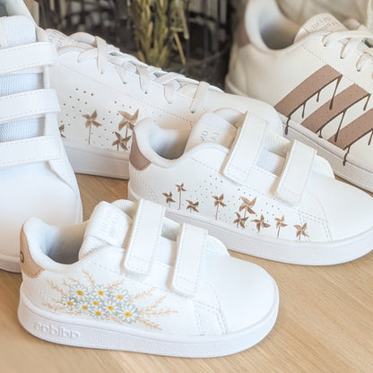 Détails de baskets peintes à la main, matchy-machy pour toute la famille