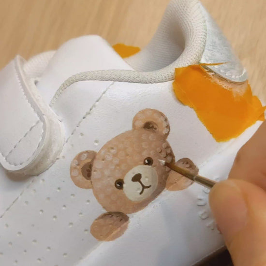 Vidéo de la peinture des baskets petit ours