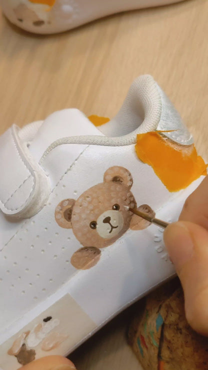 Vidéo de la peinture des baskets petit ours